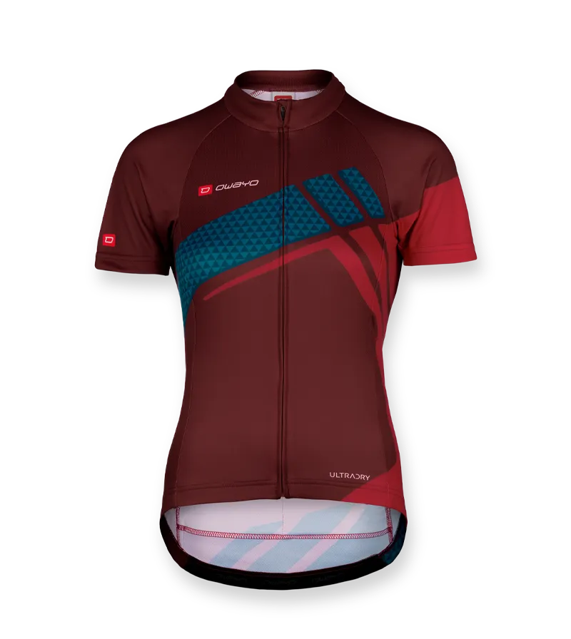 Una maglia da ciclismo da donna rossa con motivi geometrici blu e rossi e una chiusura lampo frontale.