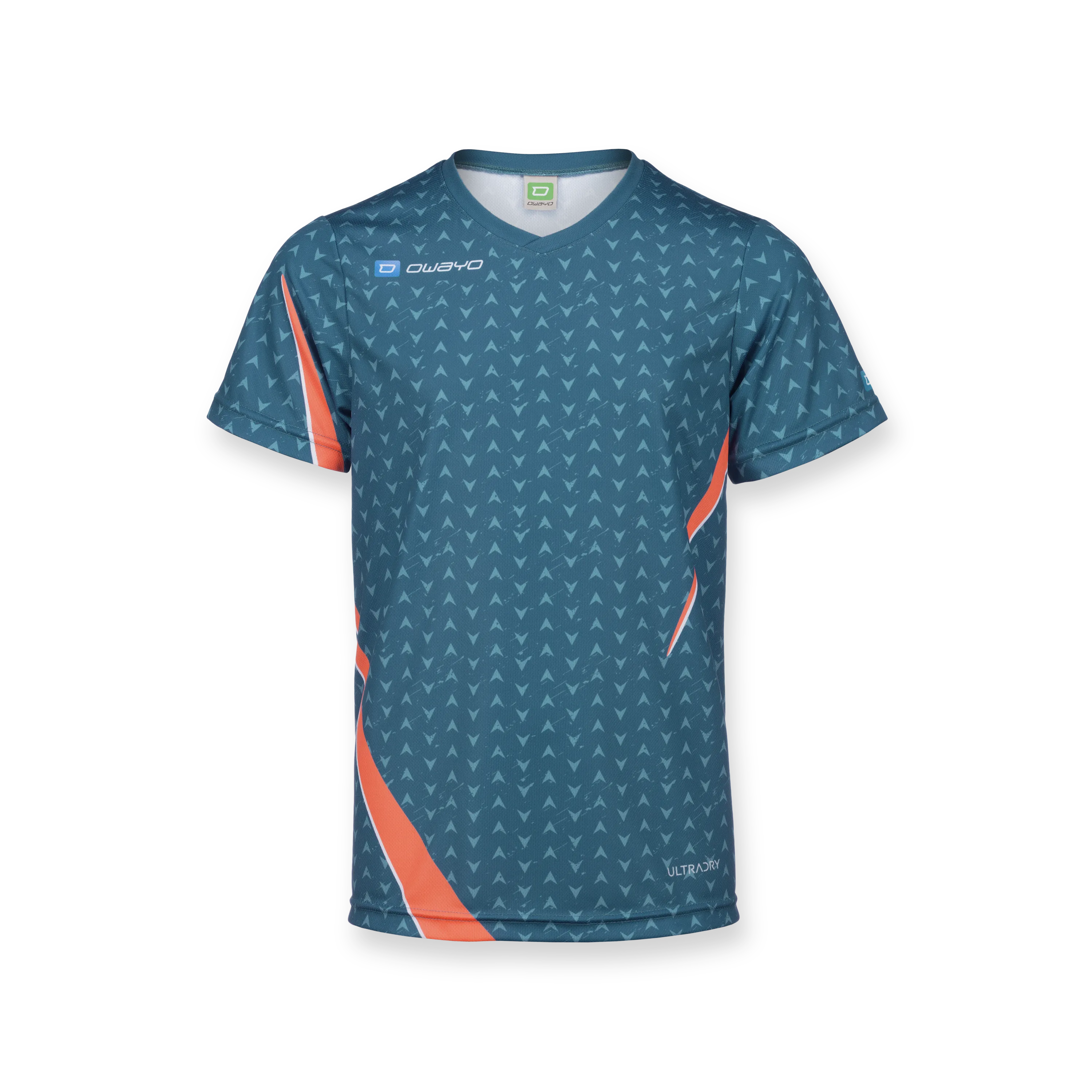 Una maglietta sportiva per bambini in blu con un motivo geometrico e accenti arancioni.