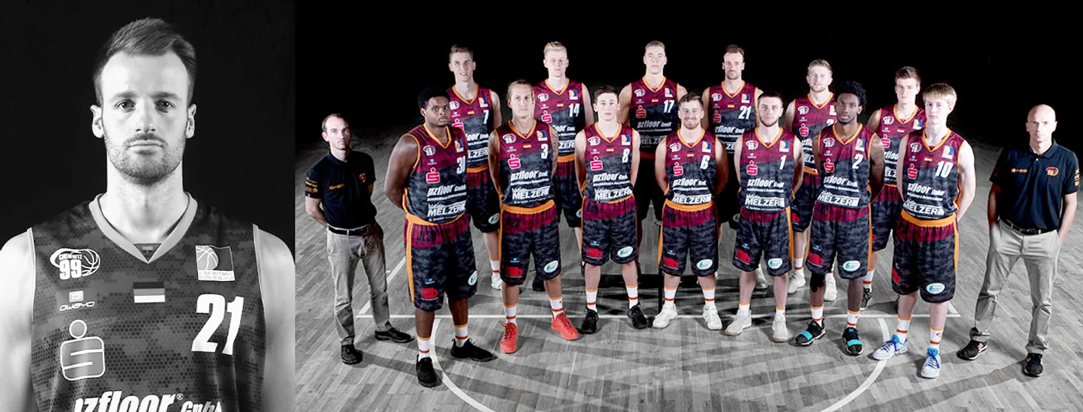 Una squadra di basket in maglie scure con dettagli arancioni e rossi posa su un campo da basket, mentre un uomo in primo piano indossa una maglia con il numero 21.