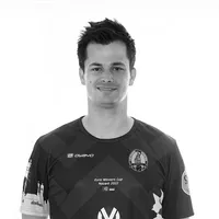 Un uomo indossa una maglia sportiva personalizzata bianco e nero con un motivo geometrico, il logo owayo, uno stemma di club e la scritta 'Euro Winners Cup Nazaré 2022'.