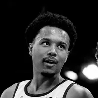 Un uomo con una maglia sportiva personalizzata da owayo, ritratto in bianco e nero.