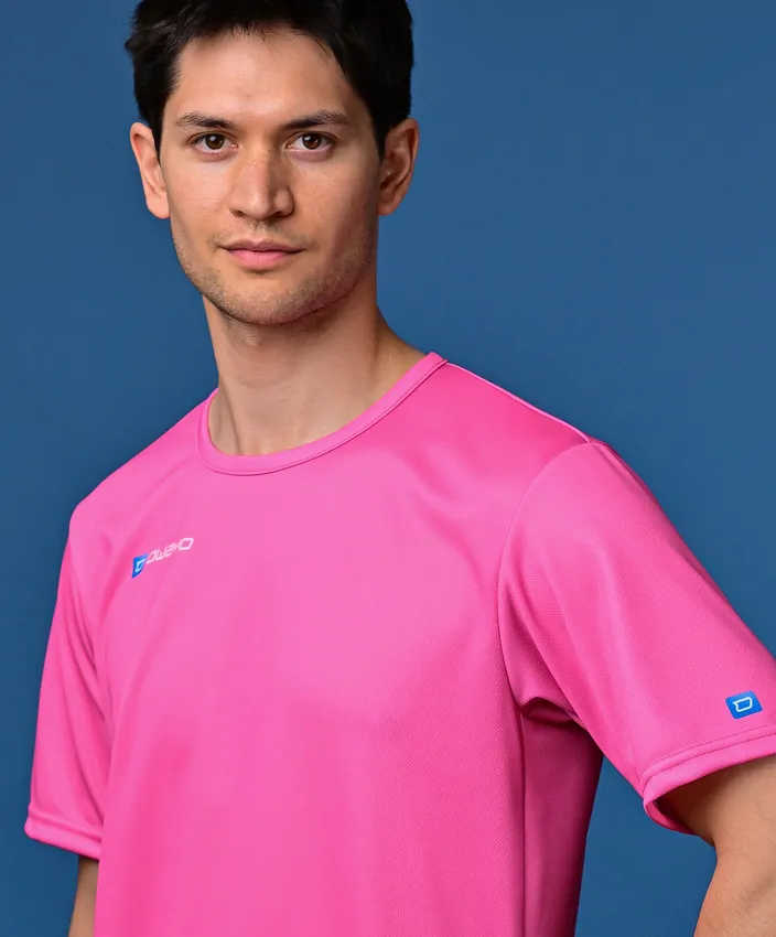 Un uomo indossa una maglietta sportiva rosa brillante su uno sfondo blu.