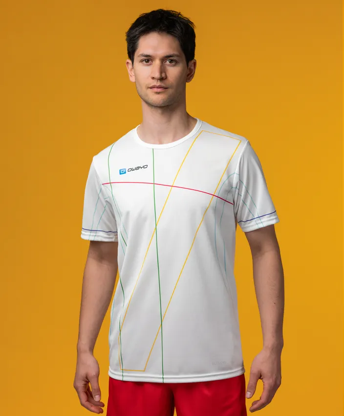 Un modello maschile indossa una maglietta sportiva bianca con motivi di linee colorate su uno sfondo giallo.