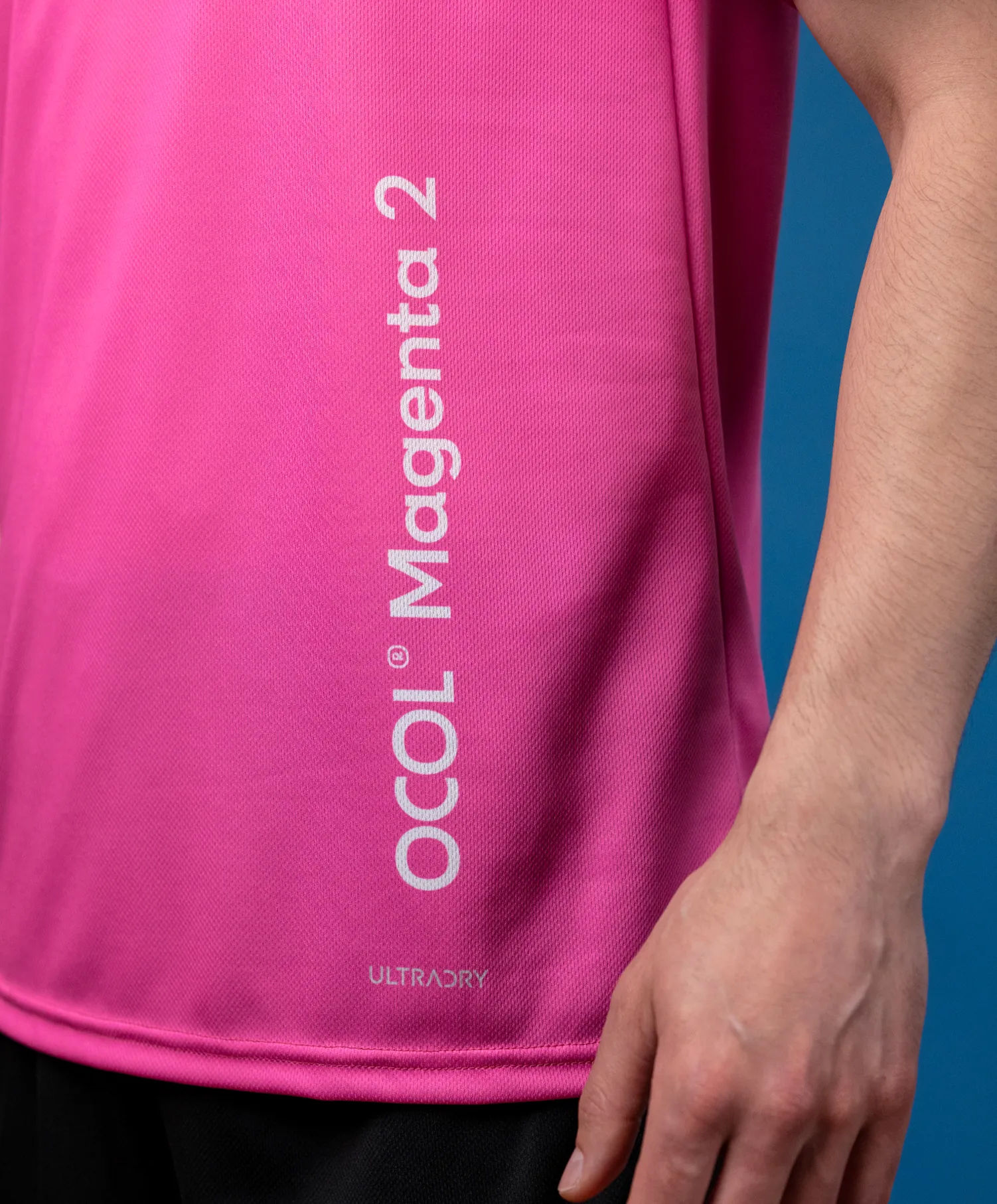 Una maglietta sportiva rosa con un logo e il testo 'Magenta 2'.