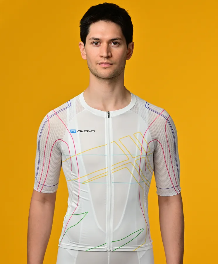 Un uomo indossa una maglia sportiva bianca a maniche corte con linee colorate di owayo su uno sfondo giallo.