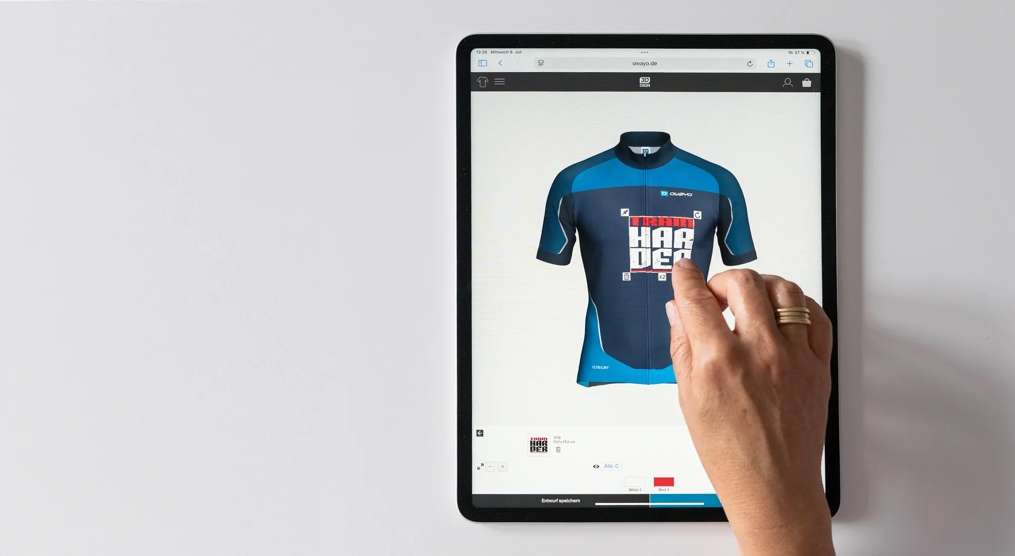 Una mano interagisce con un tablet che mostra un'interfaccia di progettazione di una maglia da ciclismo personalizzata di owayo, modificando una maglia blu con un design rosso e bianco.