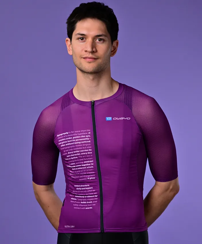 Un uomo indossa una maglia sportiva viola a maniche corte di owayo con testo sul petto e il logo owayo sul petto destro.