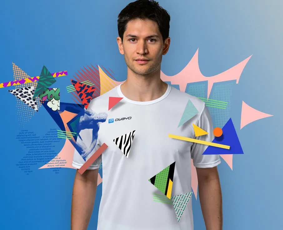 Un uomo indossa una maglietta sportiva bianca e si trova davanti a uno sfondo grafico colorato.